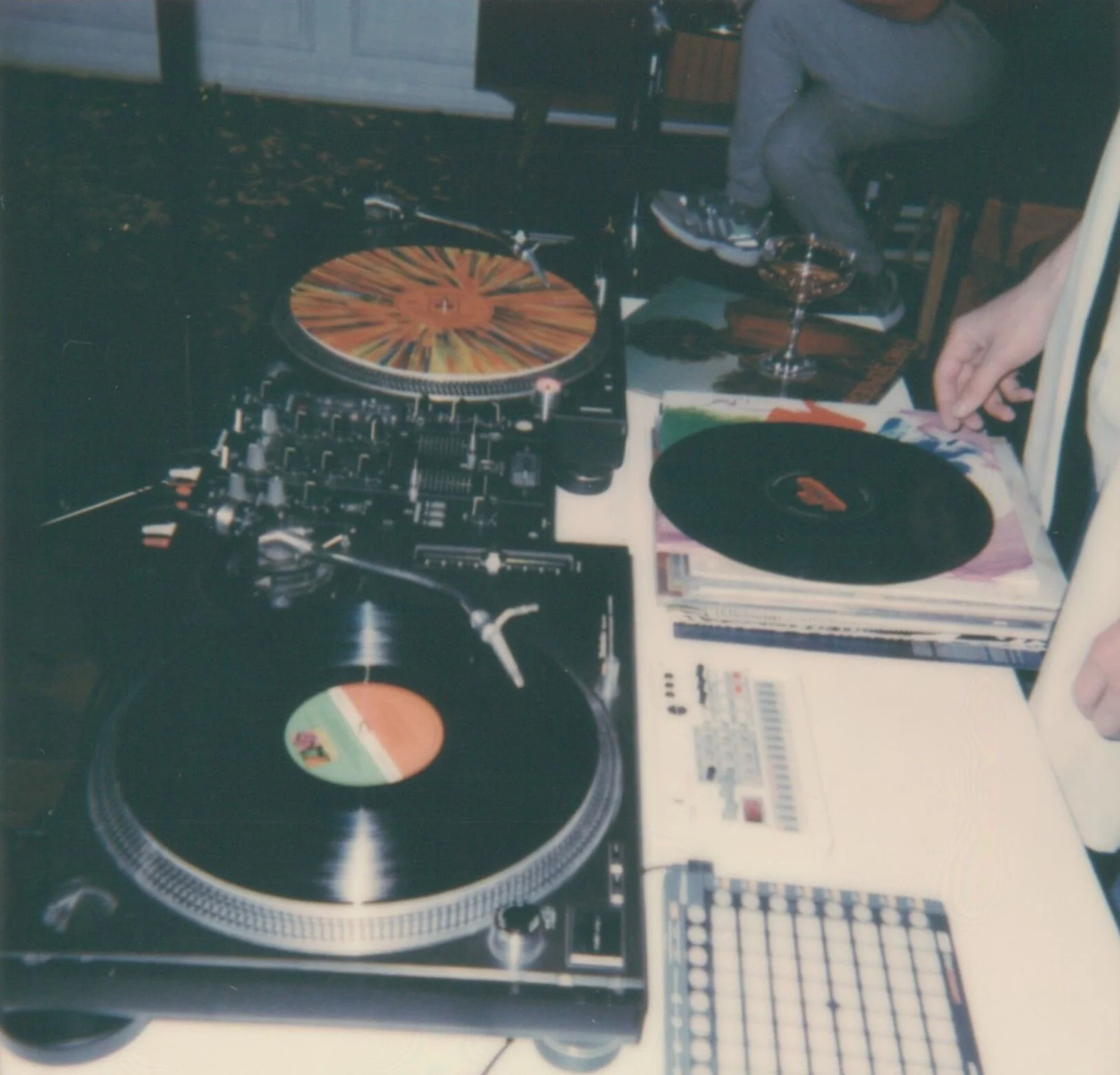 Cabina de DJ de los años 80 con vinilos
